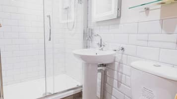 Habitación familiar, baño en la habitación | Baño | Regadera, amenidades de baño gratuitas, secadora de cabello, toallas