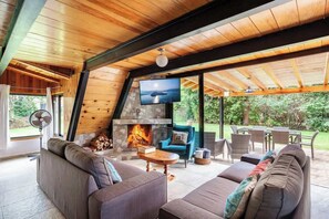 TV, fireplace, Netflix, streaming services - Cozy Cabin in the heart of Avandaro (Valle de Bravo)