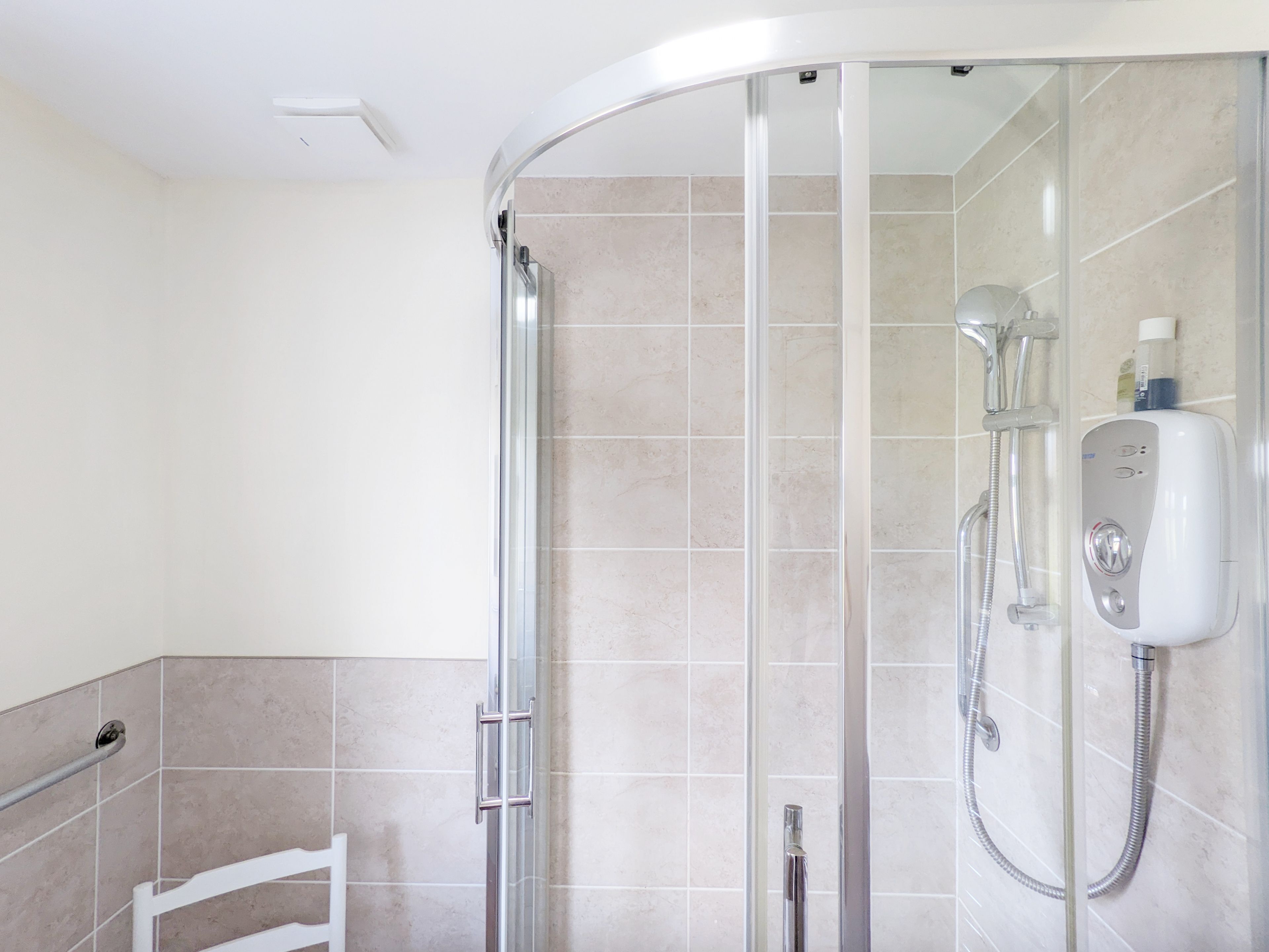 Combined shower/tub
