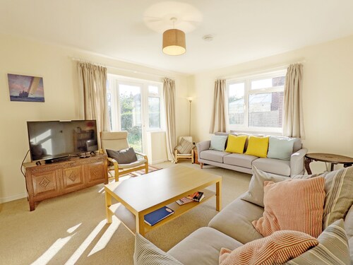 Beacon Square, Emsworth  -  a family house that sleeps 8 guests  in 3 bedrooms