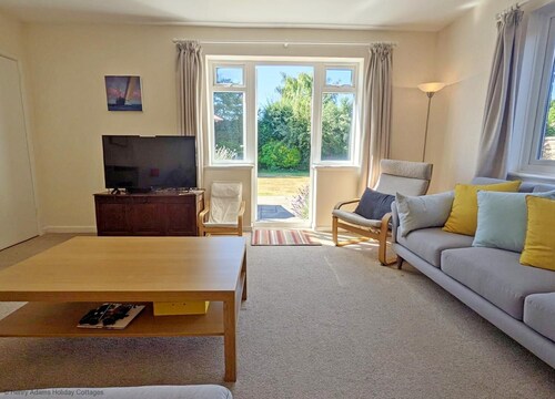 Beacon Square, Emsworth  -  a family house that sleeps 8 guests  in 3 bedrooms