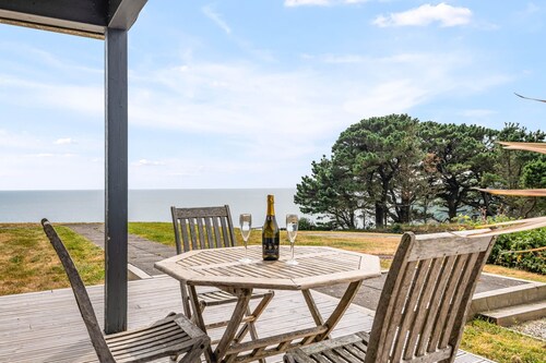 Beautiful holiday home, just a walk away from Talland beach...