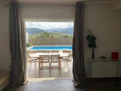 Villa contemporánea con piscina privada a 5 minutos de las playas.