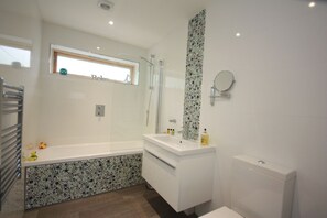 Bathtub - Idyllic property with private hot tub, designed to offer every home comfort, with a contemporary fee (Looe)