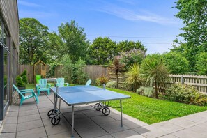 Outdoor dining - Idyllic property with private hot tub, designed to offer every home comfort, with a contemporary fee (Looe)