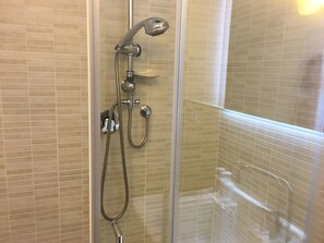 Dusche, Haartrockner, Bidet, Handtücher