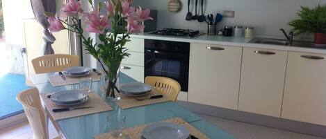 Kjøleskap, mikrobølgeovn, ovn og kokeplater