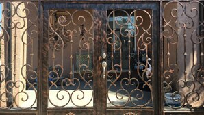 A wrought iron gate with intricate designs and a sign that reads "Welcome". - CASA COLONIAL PLAYAS  CHAPULTEPEC DOS CUADRAS DE LA PLAYA GRANDE PARKING ADENTRO (Colonia Playas de Chapultepec Ensenada)