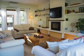 Smart TV, fireplace, DVD player, ping pong