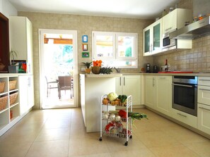 Een koelkast, een microgolfoven, een oven, een kookplaat