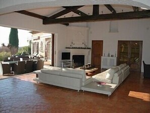 Télévision, cheminée, lecteur de DVD, table de tennis de table