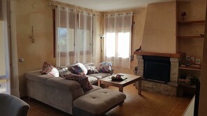 TV connectée, cheminée, table de tennis de table, livres