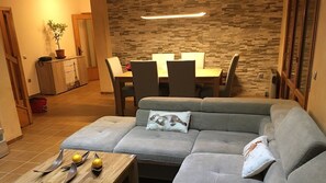 TV connectée, cheminée, table de tennis de table, livres