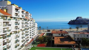 A high-rise hotel with multiple balconies, a beach, and a historic fort in the background. - R. Peñiscola Beach 540 LEK (Peñiscola)