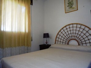 1 bedroom, bed sheets