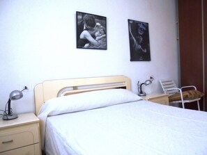 1 bedroom, bed sheets