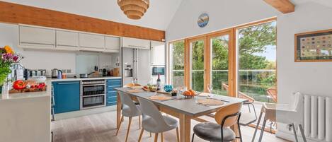 Een koelkast, een kookplaat, een vaatwasser