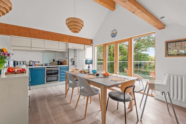 Fridge, stovetop, dishwasher