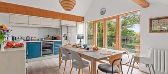 Beautiful holiday home with hot tub, just a walk away from Talland beach...