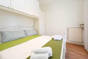 1 chambre, fer et planche à repasser, Wi-Fi gratuit, draps fournis