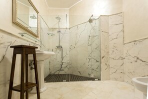 Bruser, hårtørrer, bidet, håndklæder