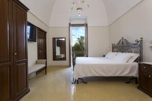 5 bedrooms, iron/ironing board, free WiFi, bed sheets