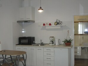 Réfrigérateur, four, plaque de cuisson, cafetière/bouilloire