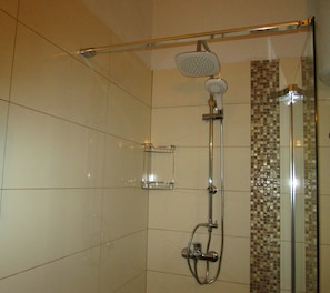 Douche, sèche-cheveux, serviettes fournies, papier toilette
