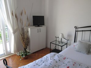 1 bedroom, iron/ironing board, free WiFi, bed sheets