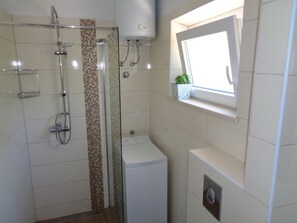 Douche, sèche-cheveux, serviettes fournies, papier toilette