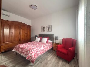 2 slaapkamers, een strijkplank/strijkijzer, reisbedje, gratis wifi