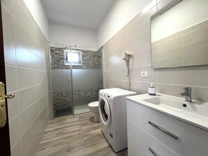 Kombinert dusj/badekar, hårføner, håndklær og såpe