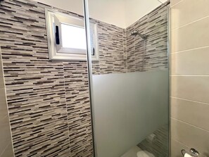 Kombinert dusj/badekar, hårføner, håndklær og såpe