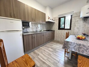 Frigorifero, microonde, piano cottura, macchina per tè/caffè