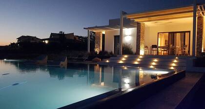 Ajaton: Huvila, josta on panoraamanäkymät Plemmirion sydämessä