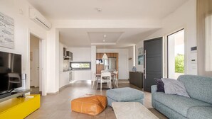 Smart TV, video games, DVD player, books - Timeless: Detached Villa with private heated pool and panoramic views (Siracusa)