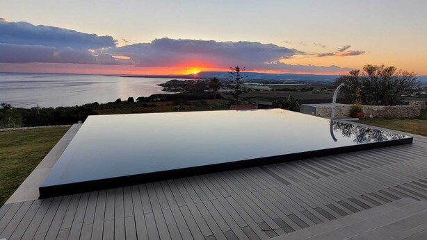 An infinity pool with a view of the sunset over the sea. - Timeless: Detached Villa with private heated pool and panoramic views (Siracusa)