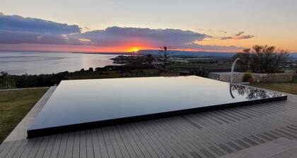 Timeless: indipendent villa with infinity pool and breathtaking panoramic view