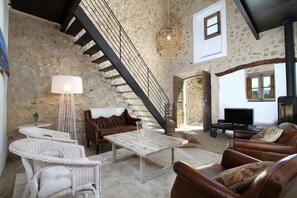 Televisie, een open haard en een dvd-speler