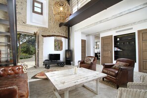 Televisie, een open haard en een dvd-speler