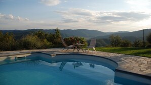 Ein Schwimmbad mit Blick auf die Berge.