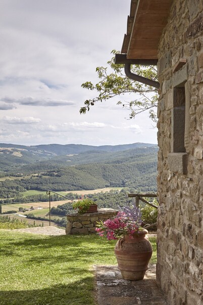 Beautiful villa with spectacular views in a rural location