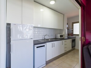 Frigorífico, microondas, horno y lavavajillas