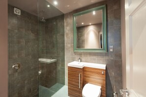 Douche, sèche-cheveux, serviettes fournies, shampoing