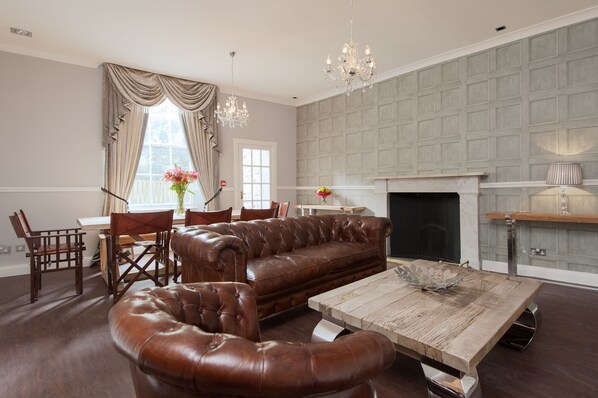 تلفزيون بشاشة مسطحة