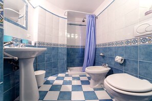 Ein Badezimmer mit Waschbecken, Toilette und Badewanne.