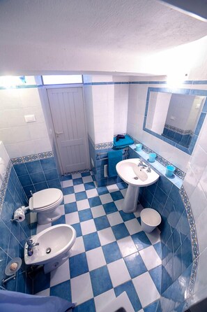 Haartrockner, Handtücher, Seife, Toilettenpapier