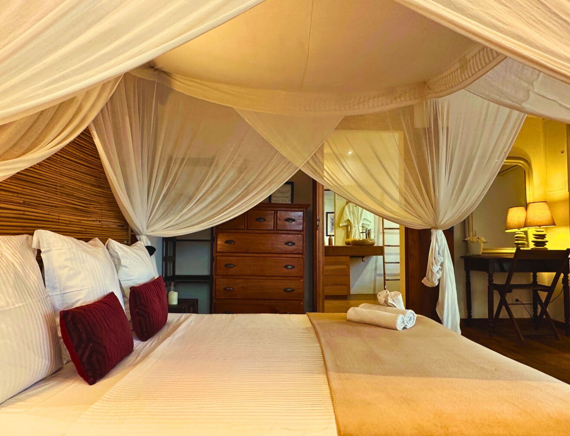 1 habitación, escritorio, tabla de planchar con plancha y cuna de viaje 