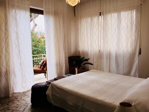 5 bedrooms, in-room safe, iron/ironing board, travel cot