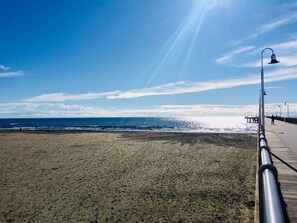 Playa en los alrededores y toallas de playa
